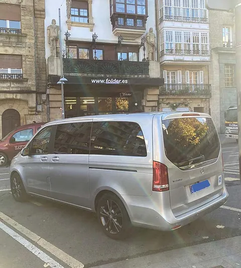 Taxi Adaptado 7 plazas Héctor Zubiate coche estacionado